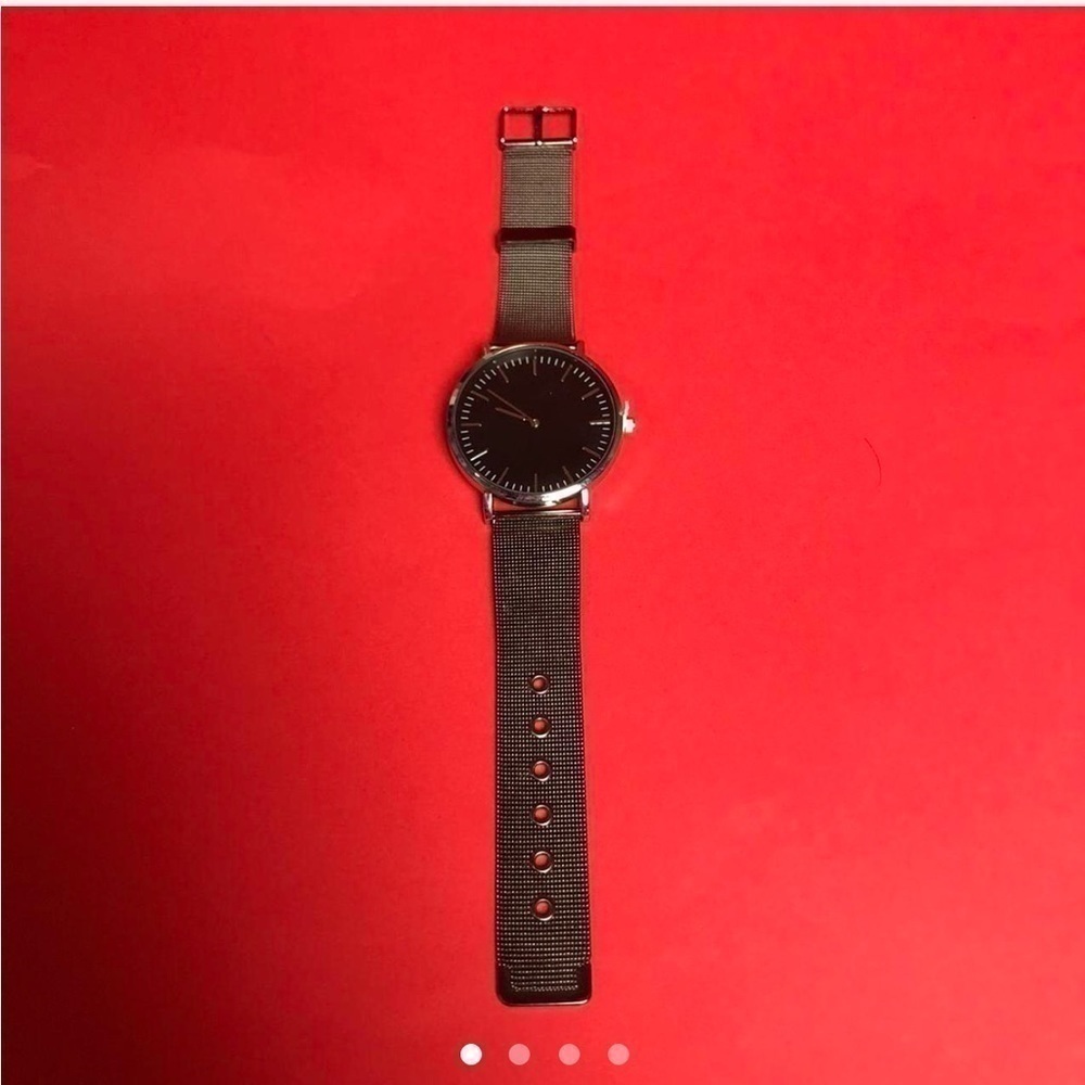 Classy silver and black watch 🖤🤍